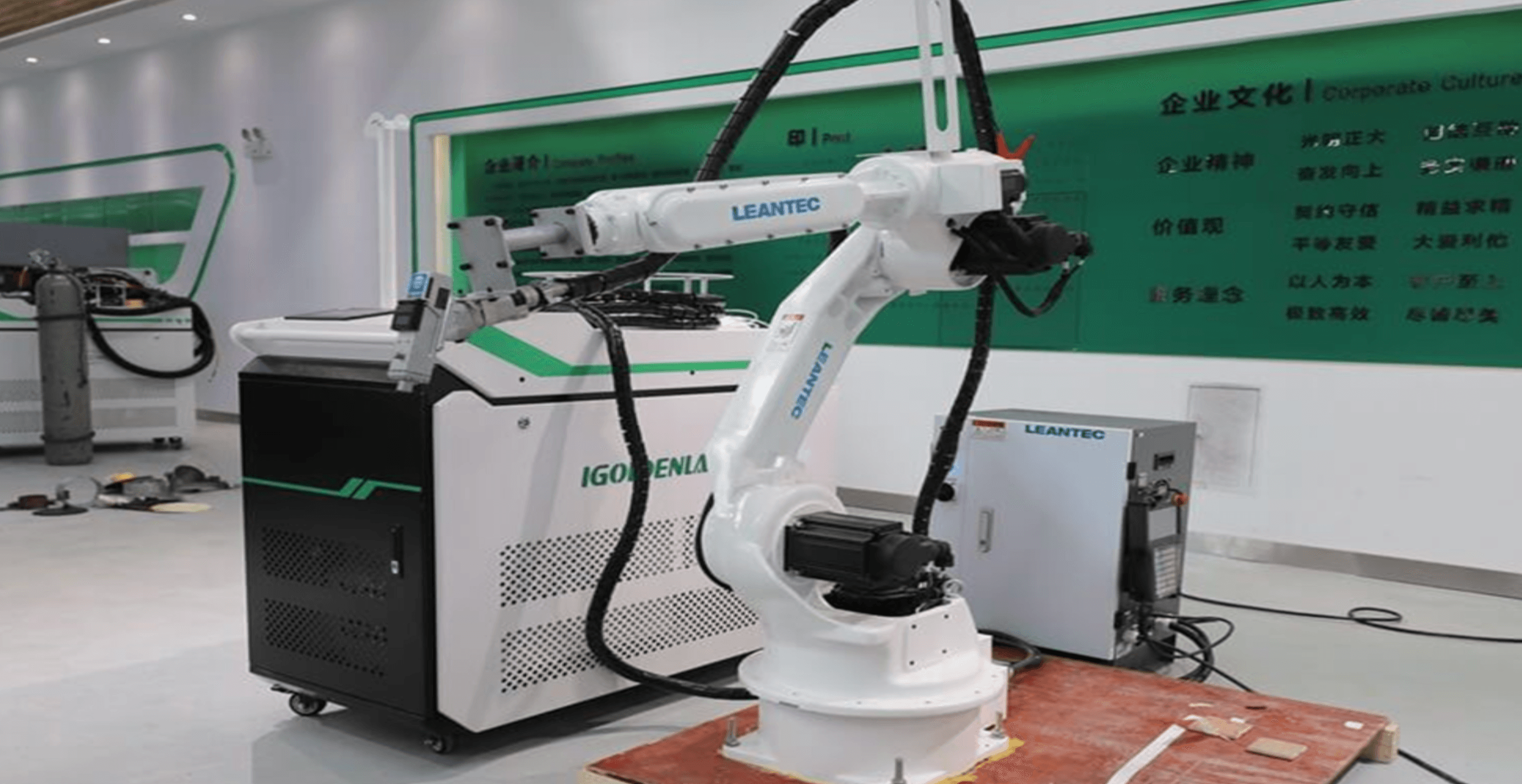 Advanced laser decontamination system removing surface contamination from nuclear components